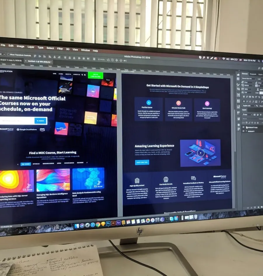 Designer-Arbeitsplatz mit Skizzen und UI-Entwürfen für Website-Konzeption