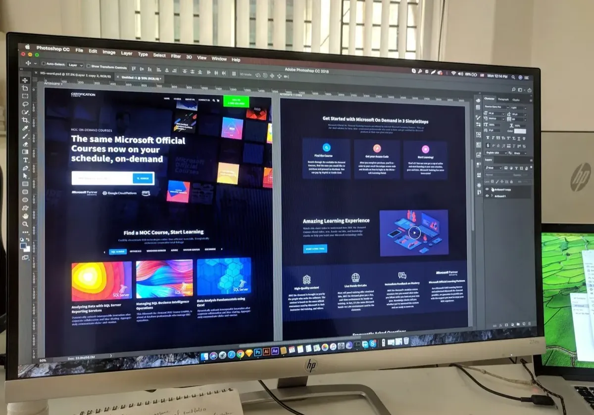 Designer-Arbeitsplatz mit Skizzen und UI-Entwürfen für Website-Konzeption