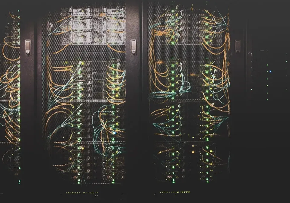 Server-Rack im Rechenzentrum — Schweizer Hosting-Infrastruktur